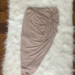 Mid skirt, with one slit on one leg 👗